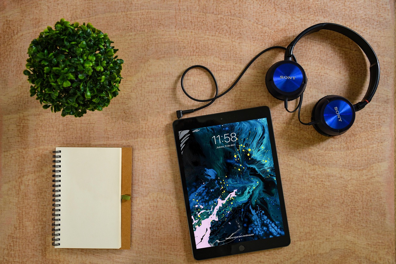 headphones, manzana, ipad, technology, music, electronics, telecommunications, note, desk, office, design, headphones, ipad, ipad, ipad, ipad, ipad, telecommunications, telecommunications, telecommunications, desk